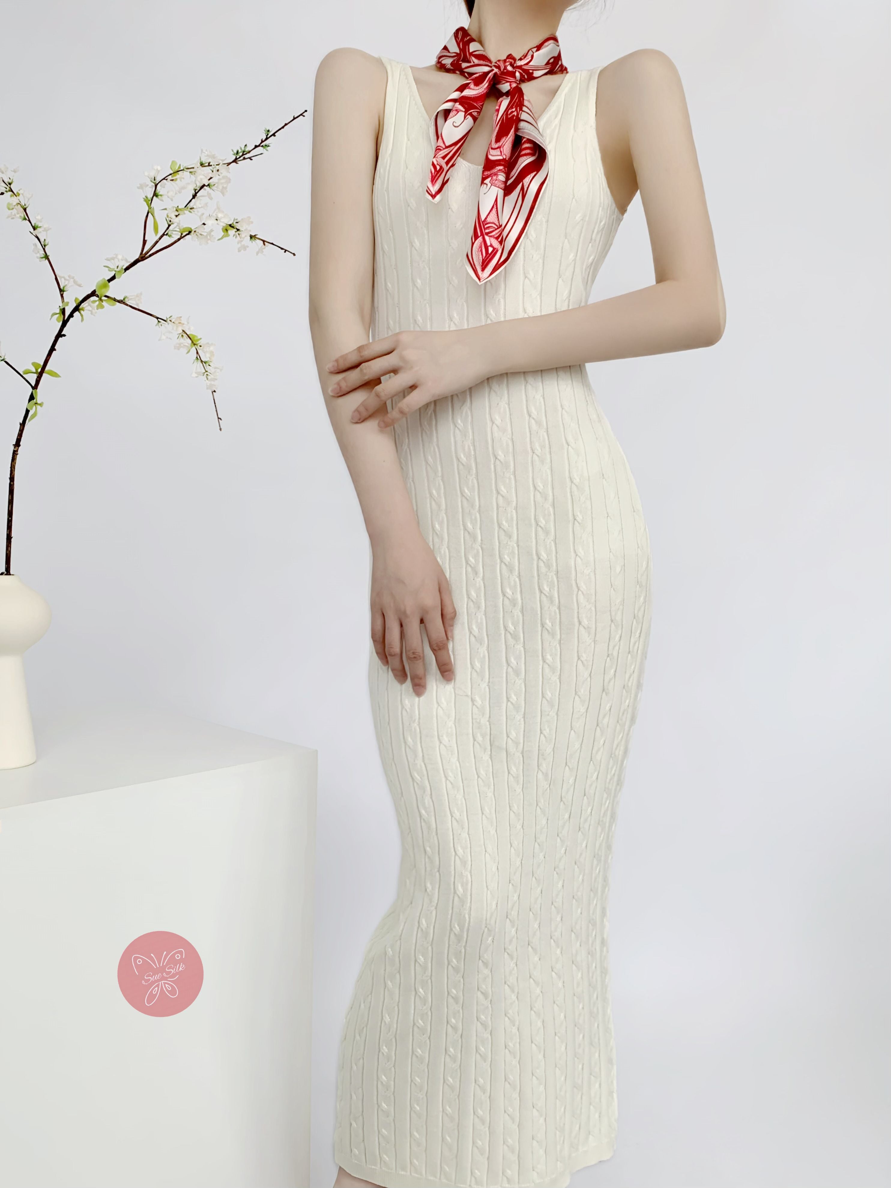 鮮やかな黄色、赤、黒のイラスト入りペイズリー柄シルクスカーフ - さまざまなサイズでカスタマイズ可能 - デザイナーステートメントアクセサリー