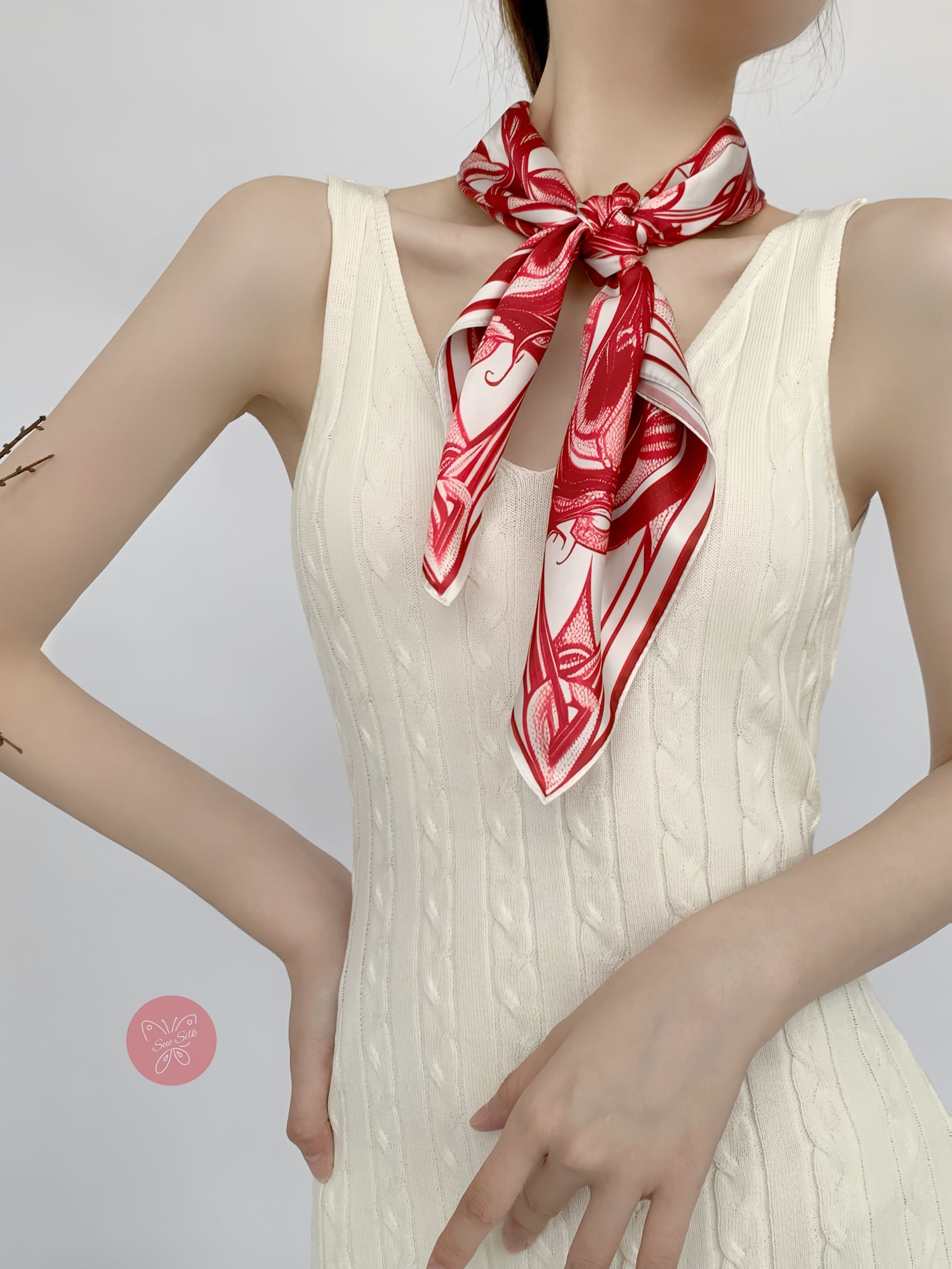 鮮やかな黄色、赤、黒のイラスト入りペイズリー柄シルクスカーフ - さまざまなサイズでカスタマイズ可能 - デザイナーステートメントアクセサリー