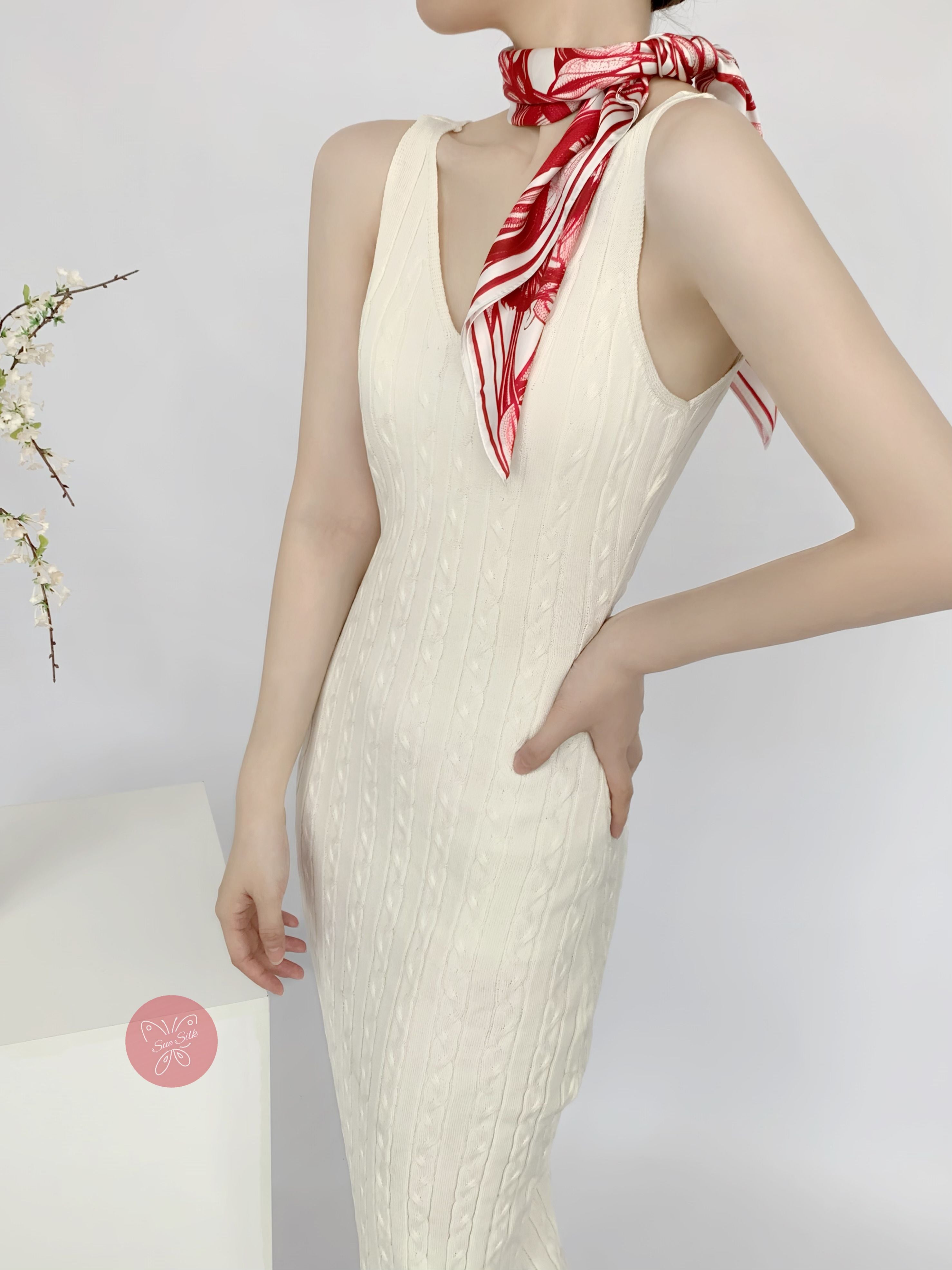 鮮やかな黄色、赤、黒のイラスト入りペイズリー柄シルクスカーフ - さまざまなサイズでカスタマイズ可能 - デザイナーステートメントアクセサリー