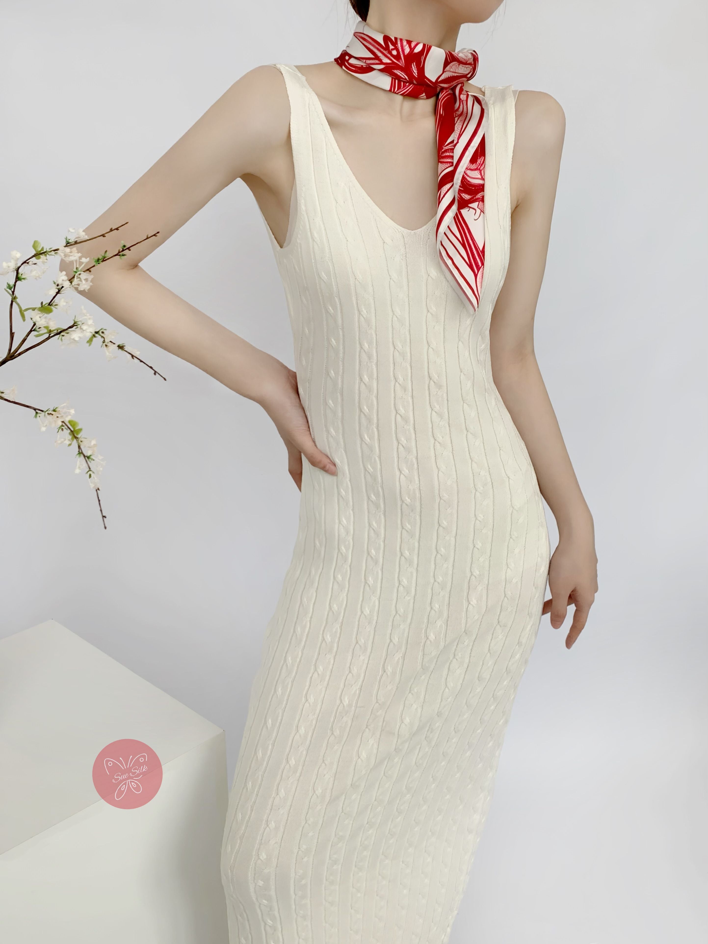 鮮やかな黄色、赤、黒のイラスト入りペイズリー柄シルクスカーフ - さまざまなサイズでカスタマイズ可能 - デザイナーステートメントアクセサリー