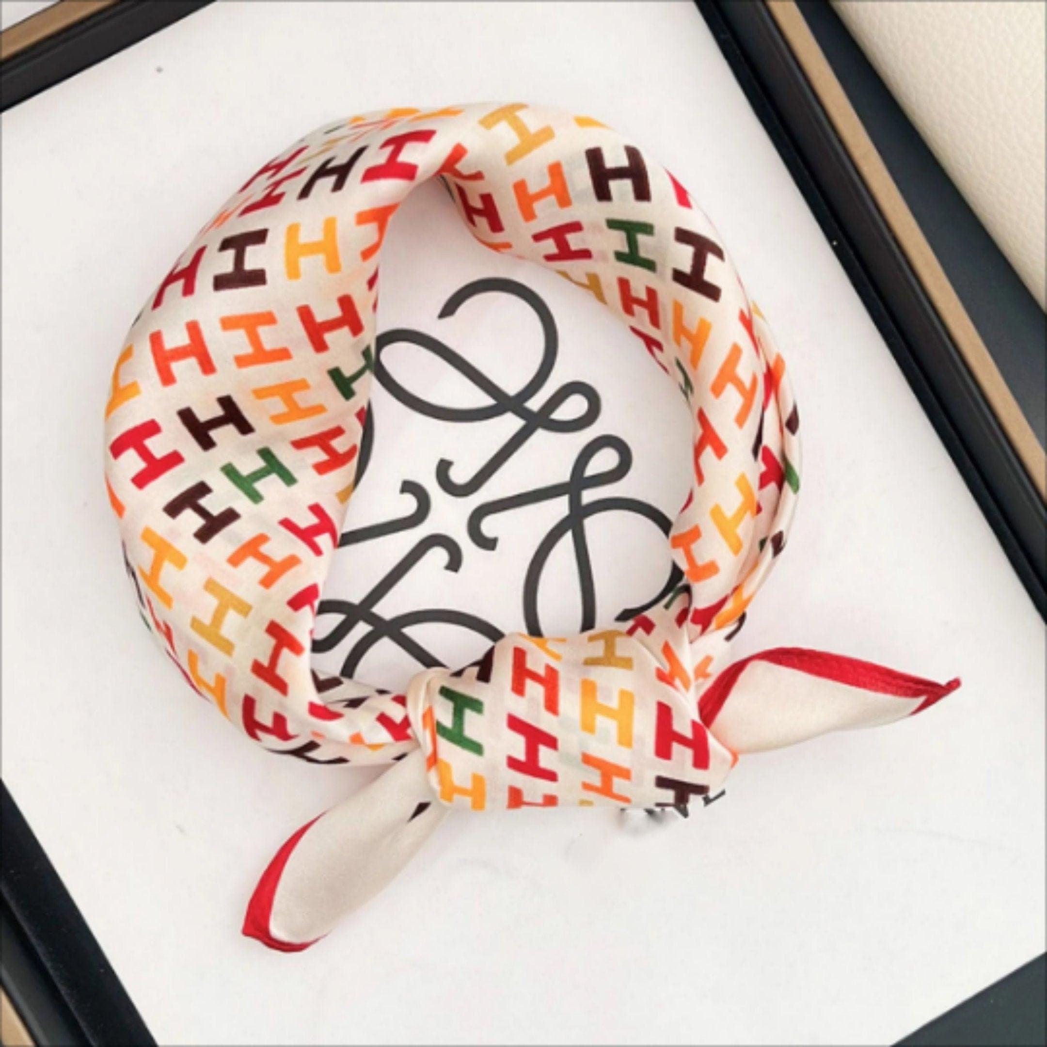 モノグラムプリント 100% マルベリーシルクスカーフ/シルクヘッドスカーフ/シルクヘアスカーフ/シルクネックスカーフ/母の日ギフト/バッグアクセサリー/彼女へのギフト