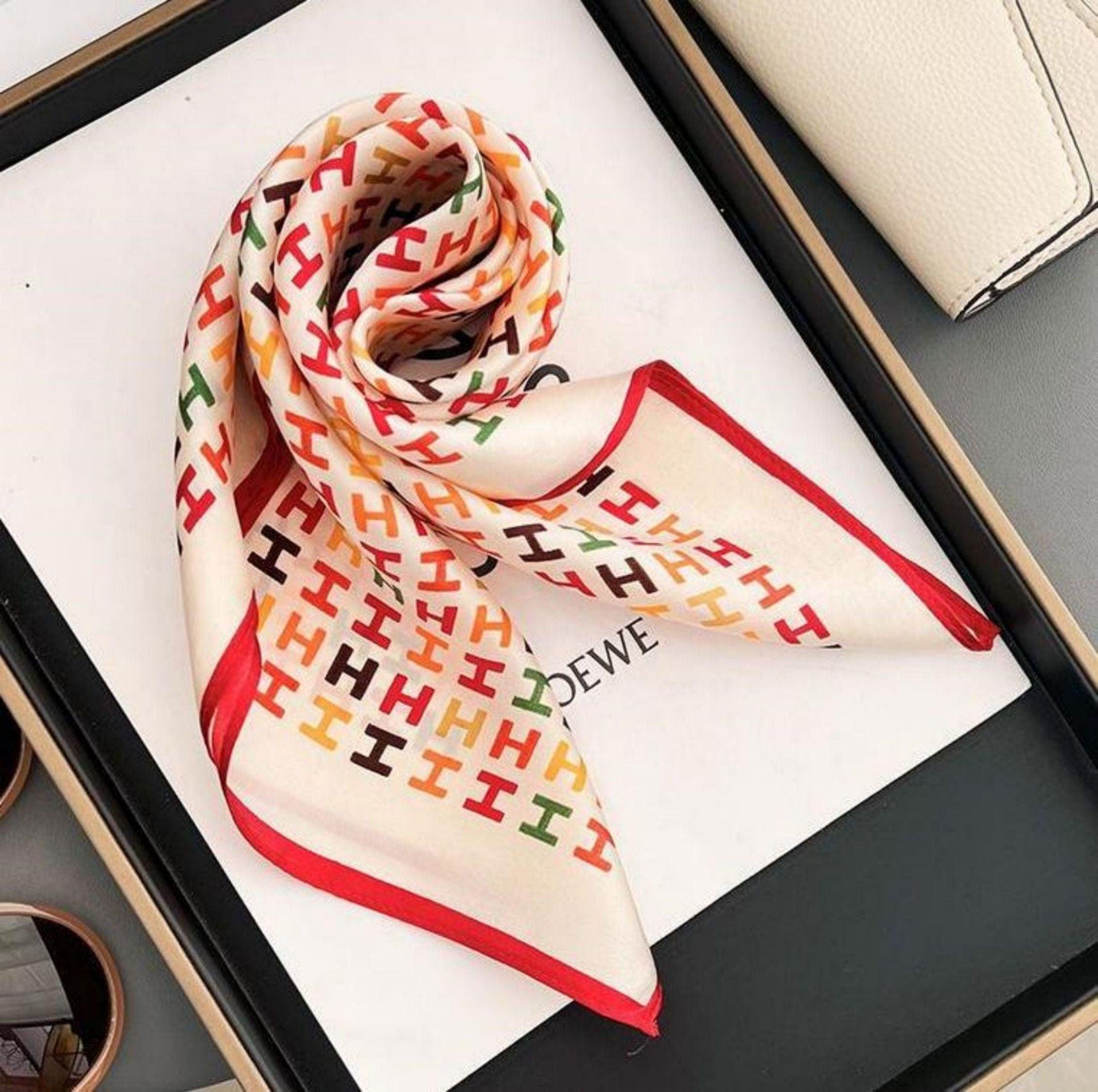 モノグラムプリント 100% マルベリーシルクスカーフ/シルクヘッドスカーフ/シルクヘアスカーフ/シルクネックスカーフ/母の日ギフト/バッグアクセサリー/彼女へのギフト