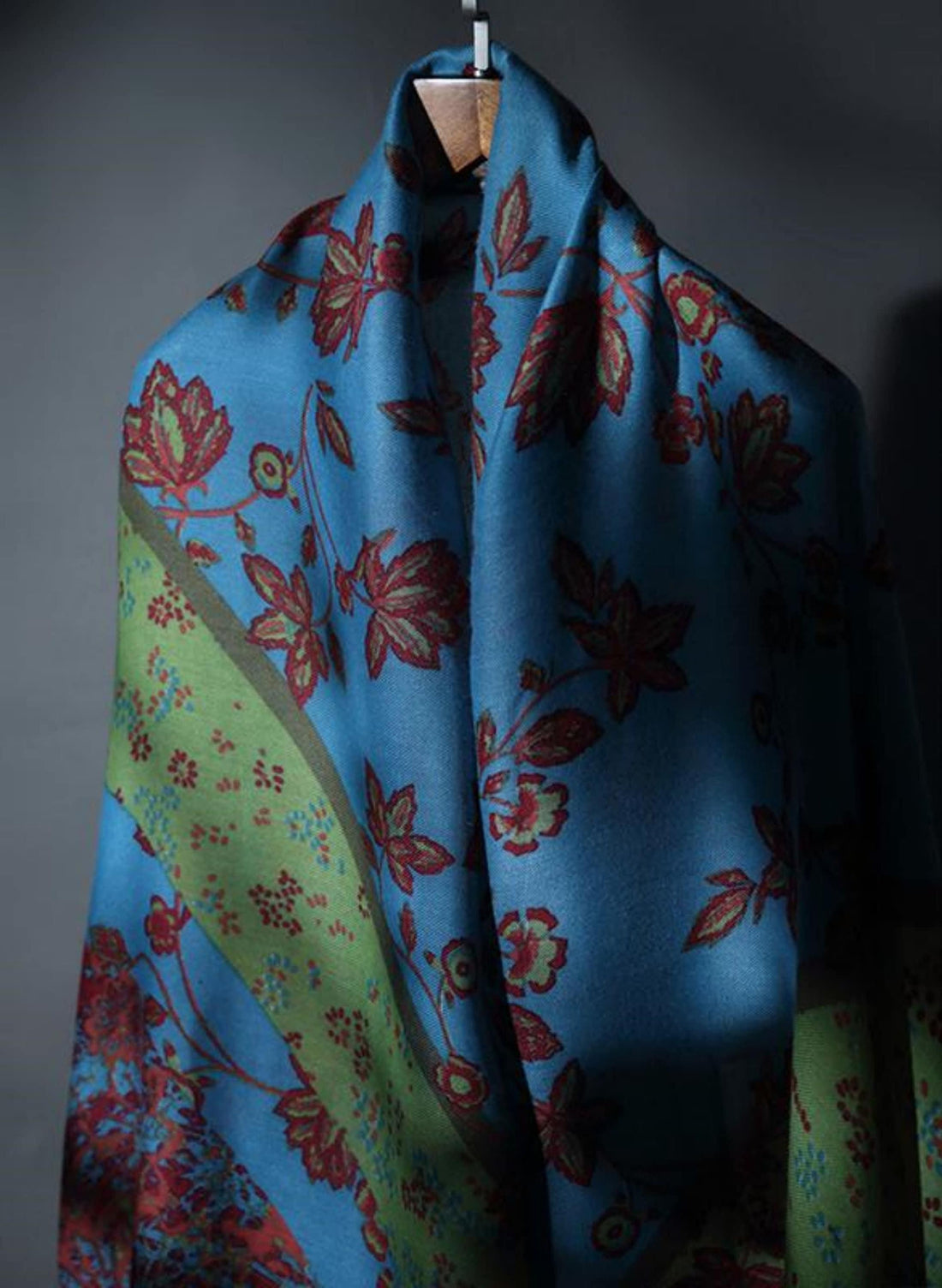 Einzigartiger Vintage-inspirierter Schal – Twill-gewebter Schal mit Siebdruck – blauer und grüner Kontrastdruck