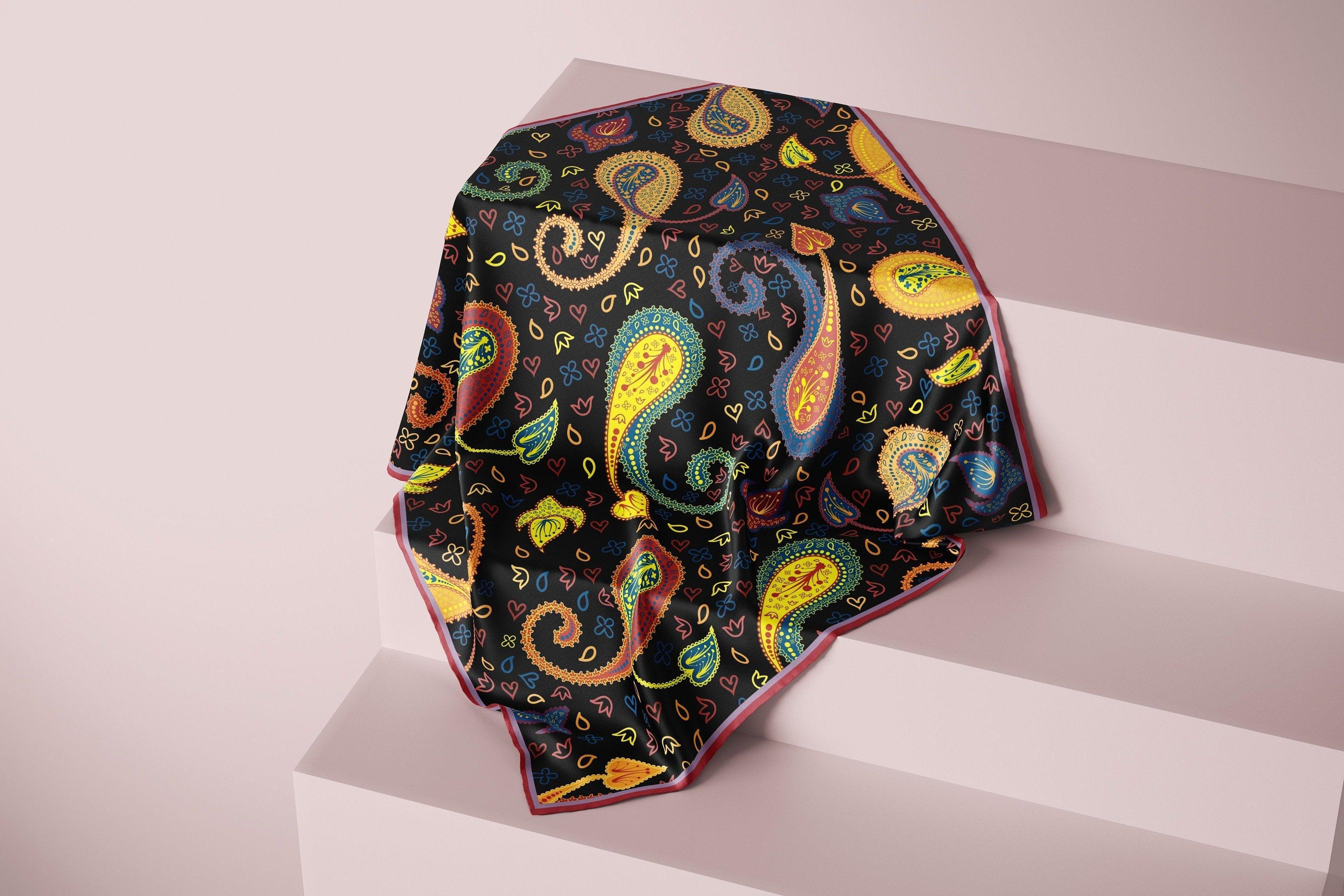 鮮やかな黄色、赤、黒のイラスト入りペイズリー柄シルクスカーフ - さまざまなサイズでカスタマイズ可能 - デザイナーステートメントアクセサリー