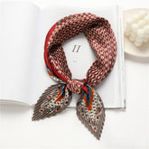 Faltenschals für Frauen/Diamantförmiger Schal/Seidenhaarschal/Bandana-Stirnband/Taschenaccessoire/Seidenkopfschal/Geschenke für Sie/Boho-Falten