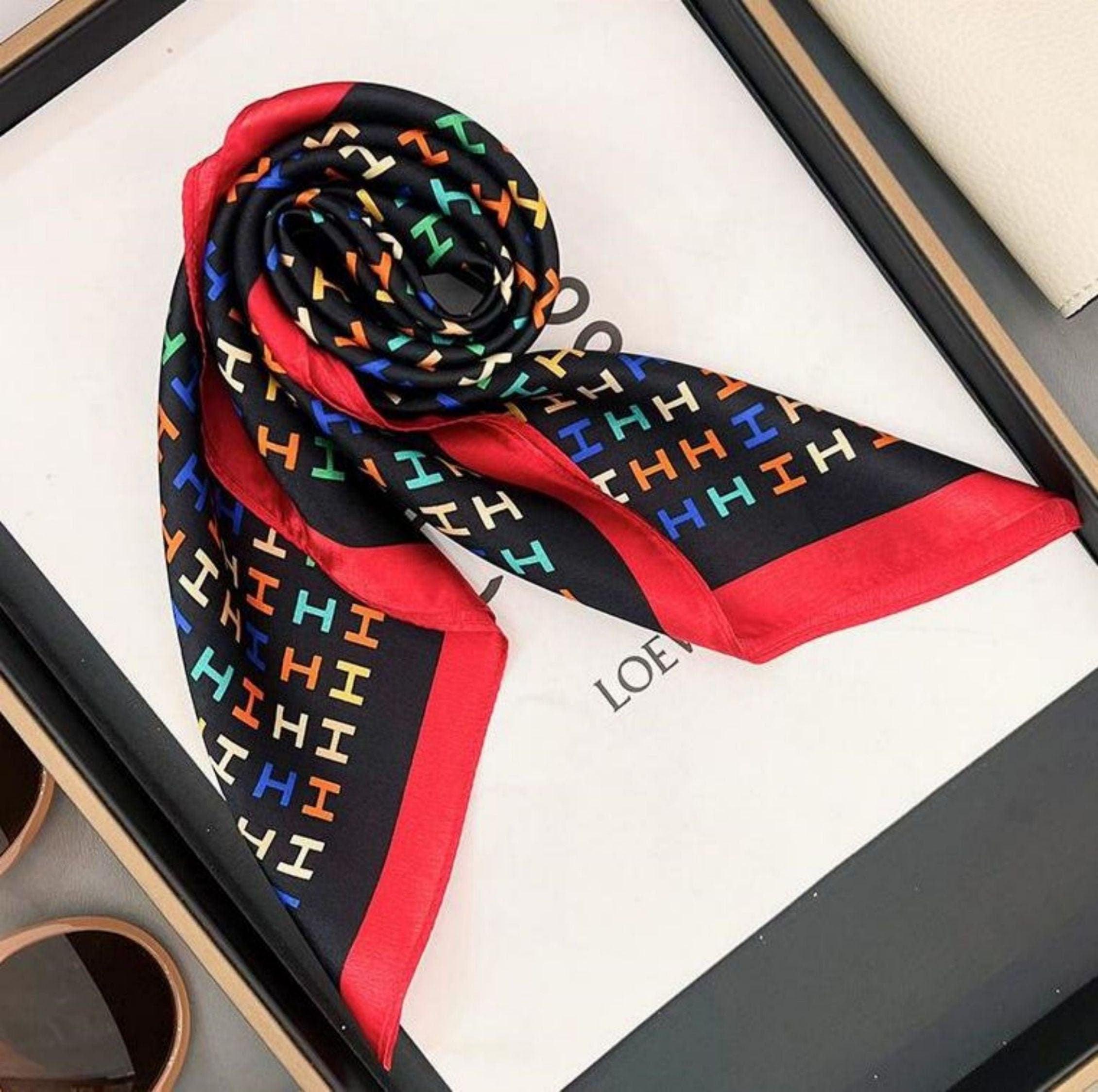 モノグラムプリント 100% マルベリーシルクスカーフ/シルクヘッドスカーフ/シルクヘアスカーフ/シルクネックスカーフ/母の日ギフト/バッグアクセサリー/彼女へのギフト