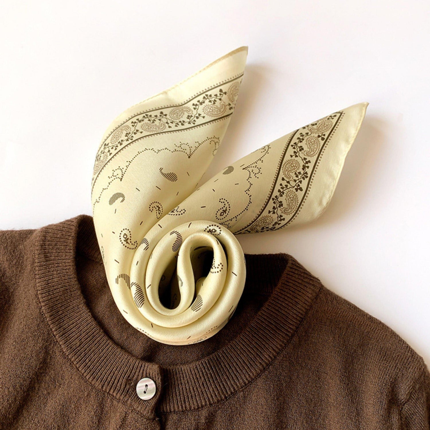 Hellgelber Paisley-Seidenschal/100 % Maulbeerseidenschal/Seidenkopfschal/Seidenhaarschal/Seidenhalstuch/Seidenbandana/Taschenaccessoire/Geschenk für Sie