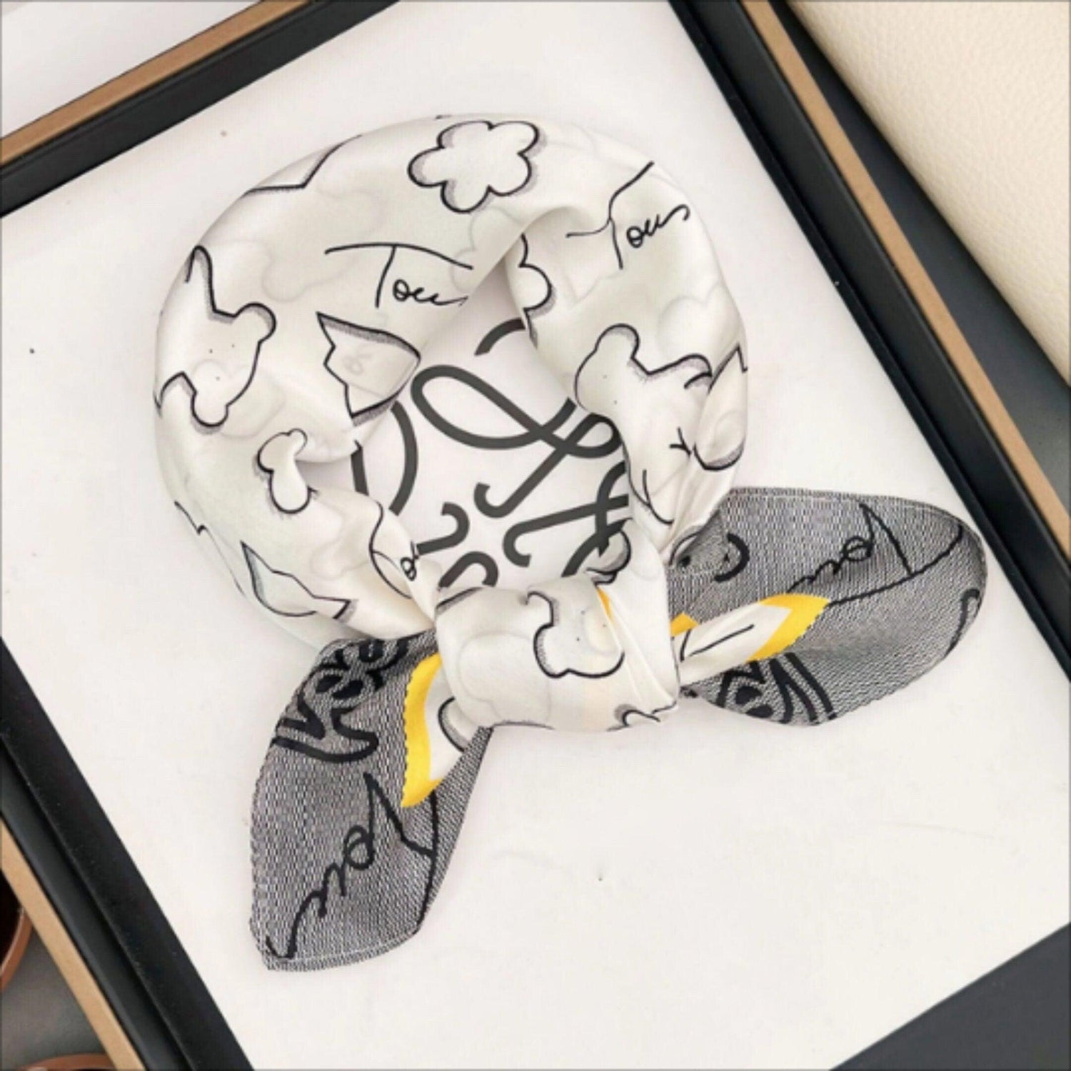 Love Cookie Bear 100 % Maulbeerseidenschal/Seidenkopfschal/Seidenhaarschal/Seidenhalsschal/Muttertagsgeschenke/Taschenaccessoire/Geschenk für Sie