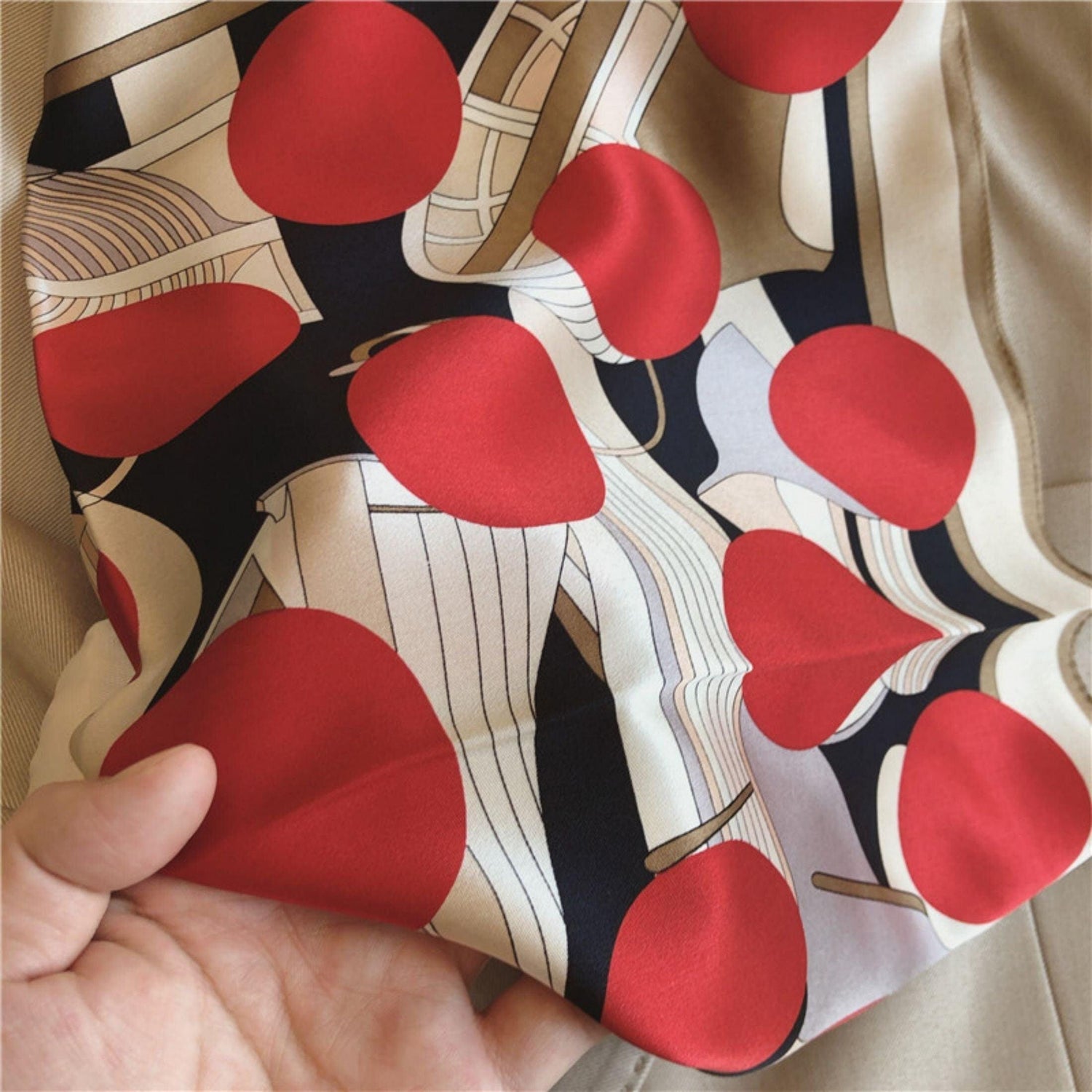 Roter Polka Dot Print Schal aus 100 % Maulbeerseide/Kopftuch aus Seide/Haarschal aus Seide/Halstuch aus Seide/Muttertagsgeschenke/Taschenaccessoire/Geschenk für Sie