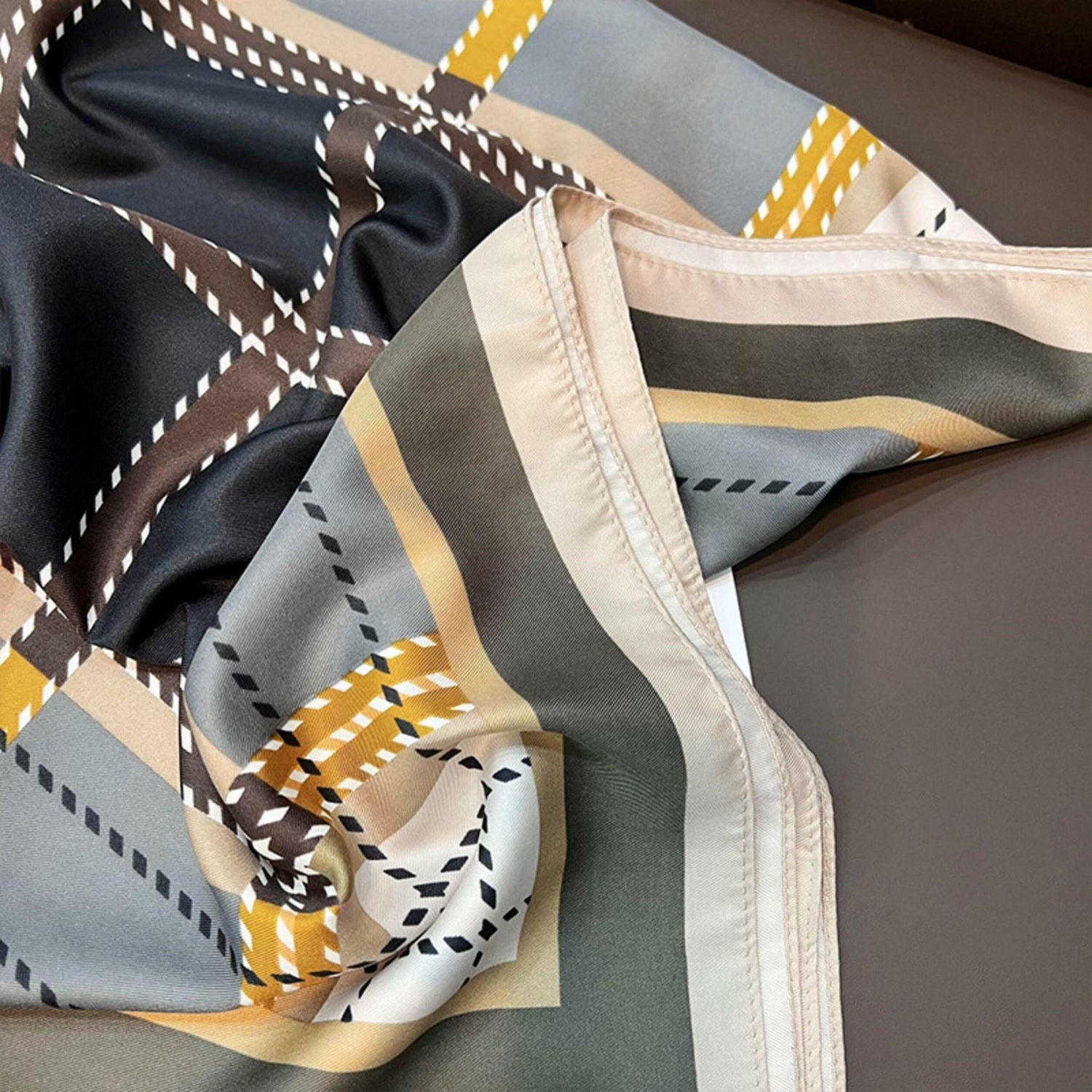 Großer karierter Seidenschal/Seidentwill-Satin/9090 cm/Seidenschal/Seidenbandana/Großer Satinschal/Geschenk für Sie/Chevron-Muster/Muttertagsgeschenke