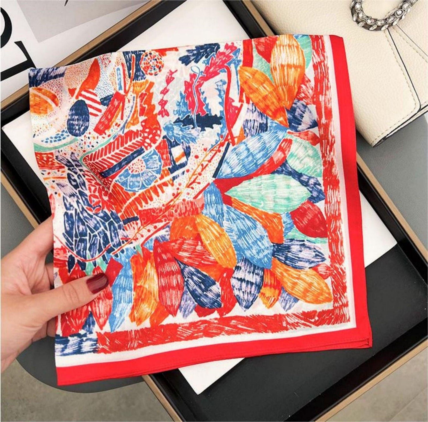 Roter Blumen Schal aus 100 % Maulbeerseide/Kopftuch aus Seide/Haarschal aus Seide/Halstuch aus Seide/Muttertagsgeschenke/Taschenaccessoire/Geschenk für Sie