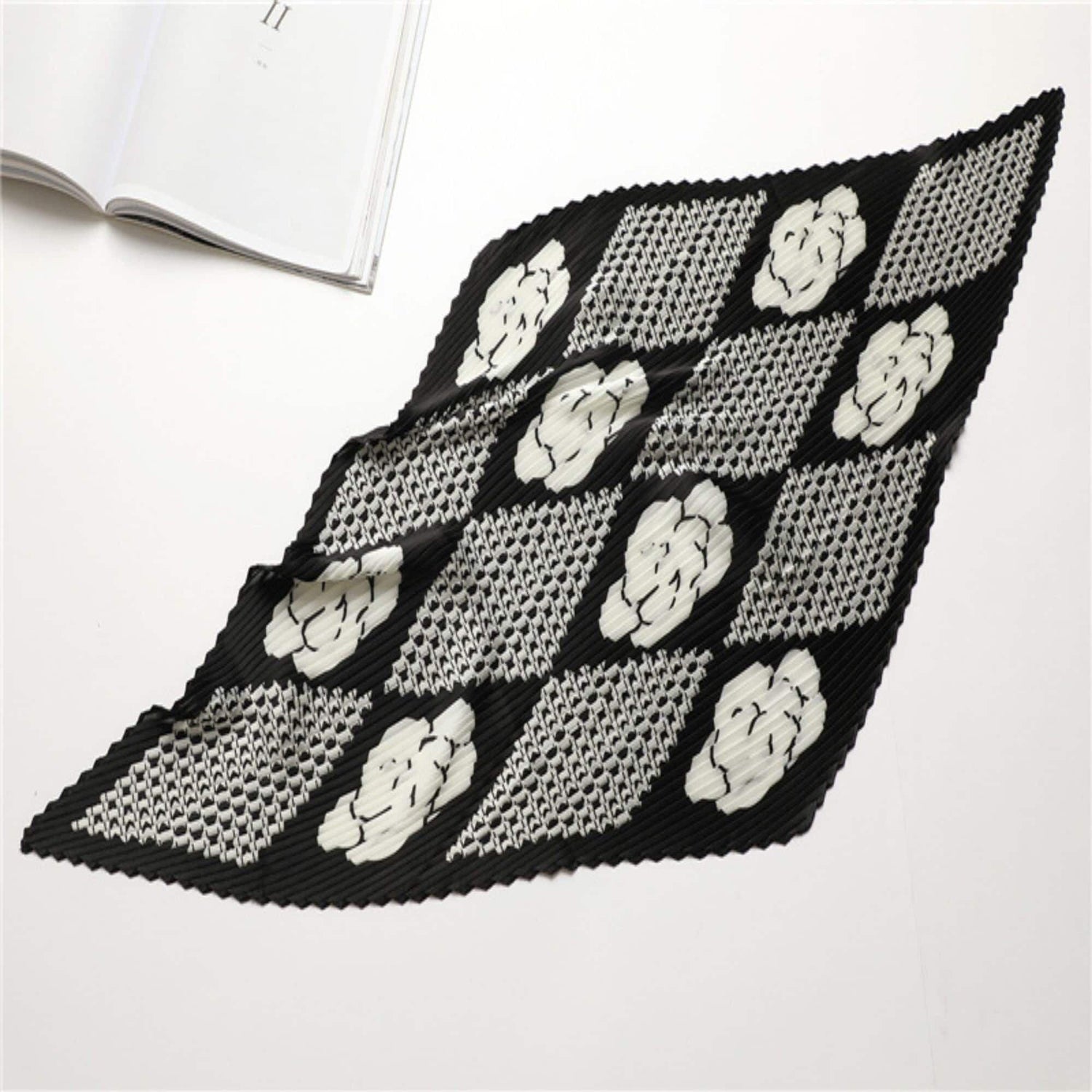 Faltenschals für Frauen/Diamantförmiger Schal/Seidenhaarschal/Bandana-Stirnband/Taschenaccessoire/Seidenkopfschal/Geschenke für Sie/Rosa Falten