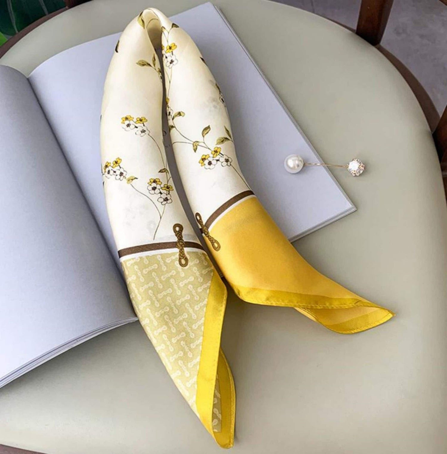 Eleganter Flora Schal aus 100 % Maulbeerseide/Kopftuch aus Seide/Haarschal aus Seide/Halstuch aus Seide/Muttertagsgeschenke/Taschenaccessoire/Geschenk für Sie