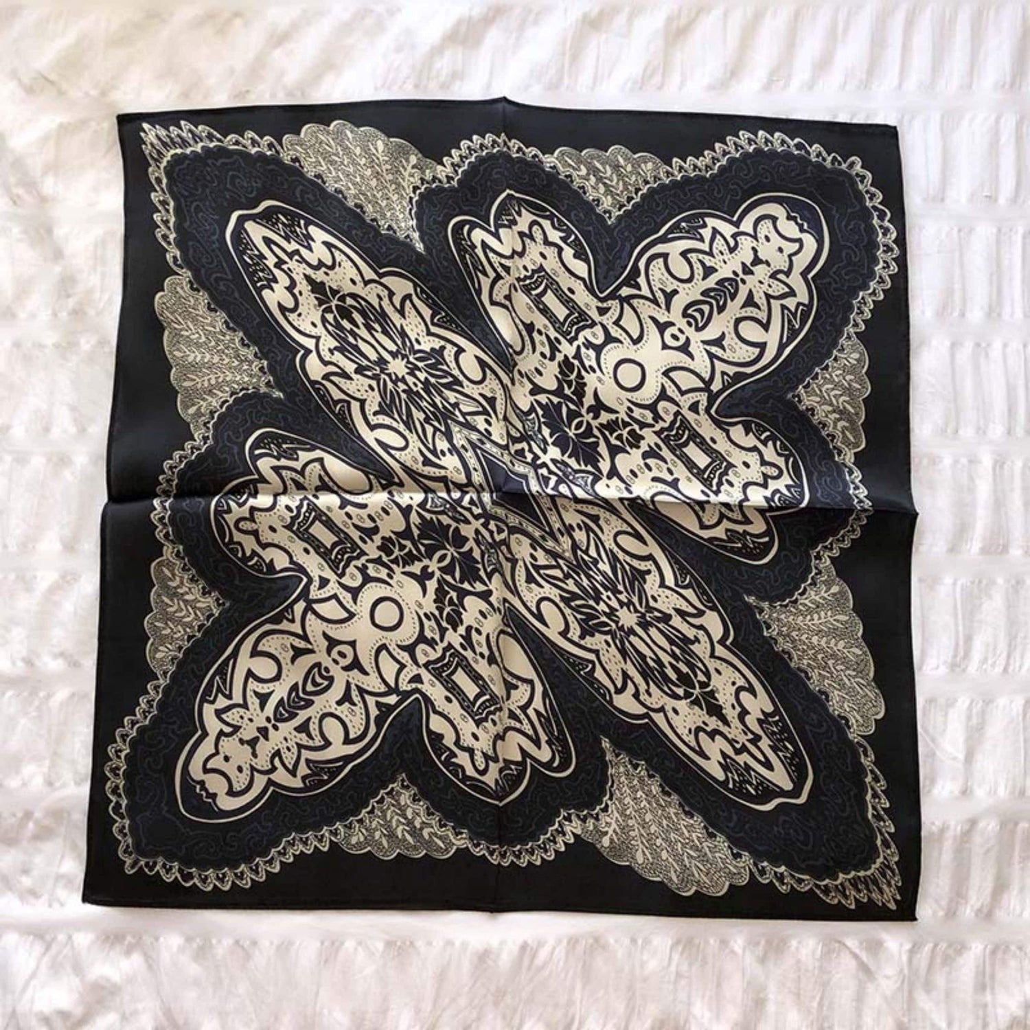 Marineblauer Boho Schal aus 100 % Maulbeerseide/Kopftuch aus Seide/Haarschal aus Seide/Halstuch aus Seide/Bandana aus Seide/Taschenaccessoire/Geschenk für Sie/Marineblau