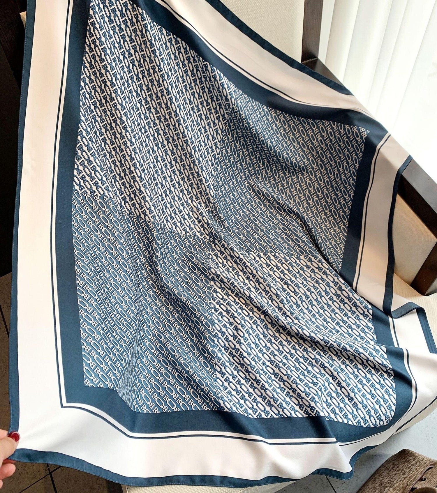 Blauer großer Seidenschal/Seidentwill-Satin/9090 cm/Seidenschal/Seidenbandana/Großer Satinschal/Geschenk für Sie/Muttertagsgeschenke